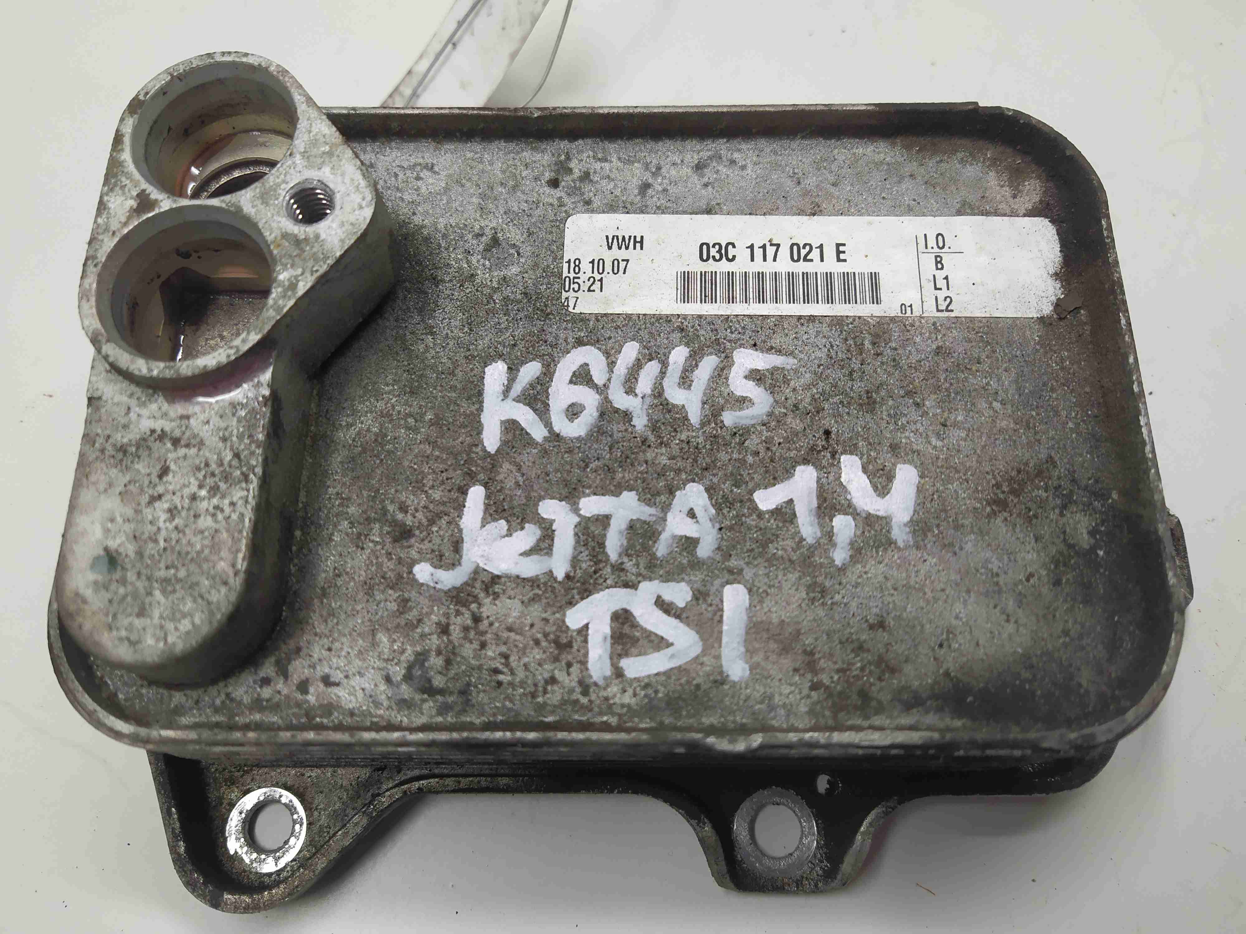 Volkswagen Jetta Jetta V (1K) 2005 - 2010 Теплообменник масляного фильтра 03C117021E  003705