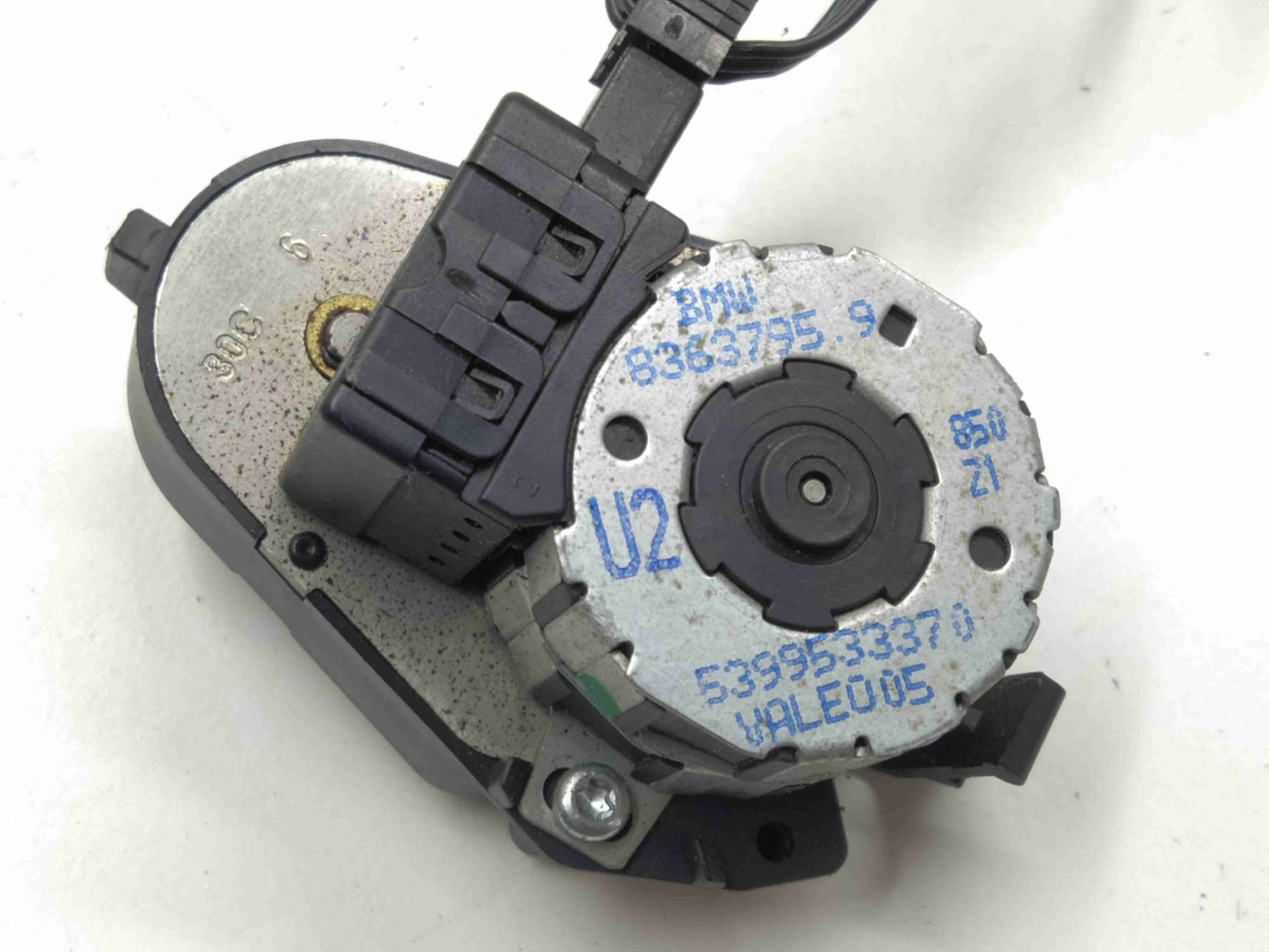 BMW 5 E39 5 E39 4 поколение (1995-2000) Моторчик заслонки печки 64118363795,  8363795  005152