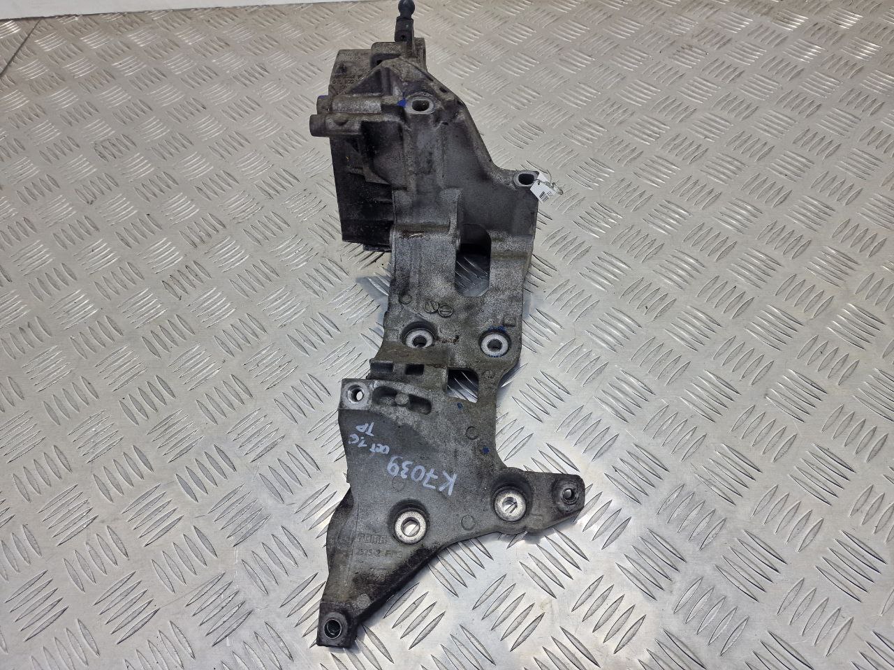 Skoda Octavia Octavia II (1Z) 2004 - 2013 Кронштейн 04l903143b  008127