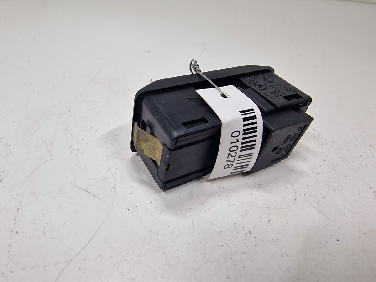 BMW 5 E39 5 E39 4 поколение (1995-2000) Кнопка открывания люка 8352182, 61318352182  010278