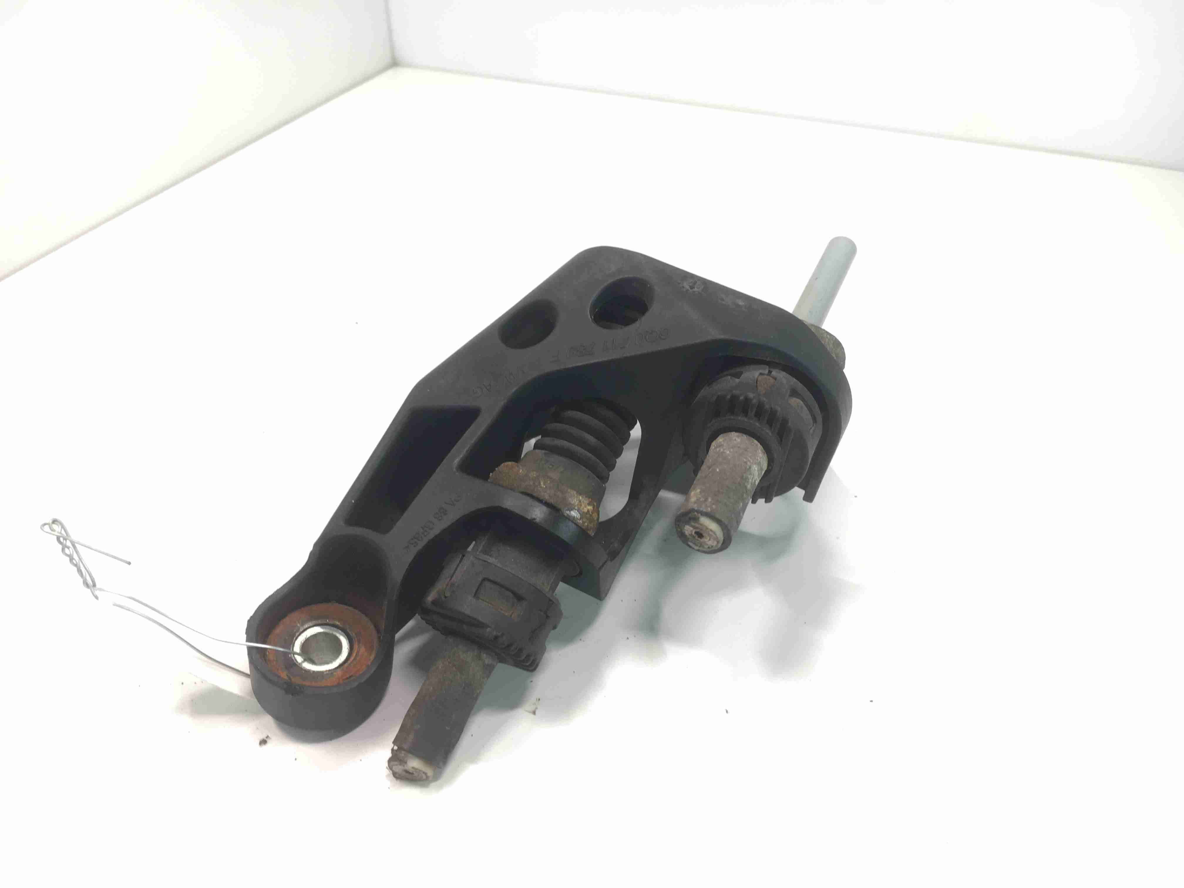Volkswagen Polo Polo IV (9A,9N) 2002 - 2009 Кронштейн крепления троса КПП 6q0711789f  010808