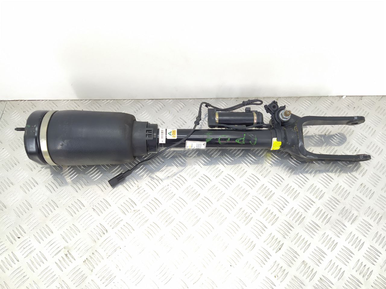 Mercedes ML W164 ML W164 2 поколение (2005-2008) Пневмостойка передняя   014580